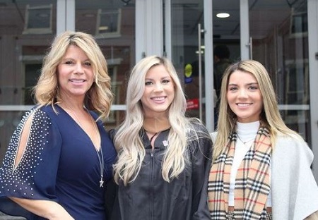 Shannon St. Clair Wiki, Height, Age, Boyfriend, Family, Biography & More 10 Shannon St. Clair with her mother Donna Romano Lynch and sister Kylie