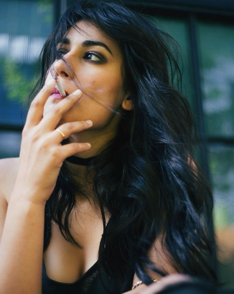 Sonia Rathee: Age, Height, Husband, Caste, Net worth, Family, Biography & More 17 Sonia Rathee smoking