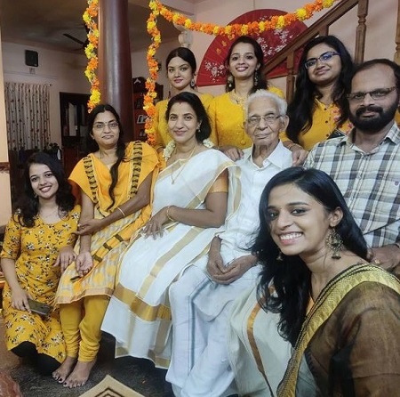 Soorya Menon Wiki, Height, Age, Husband, Caste, Family, Biography & More 7 Soorya Menon family picture
