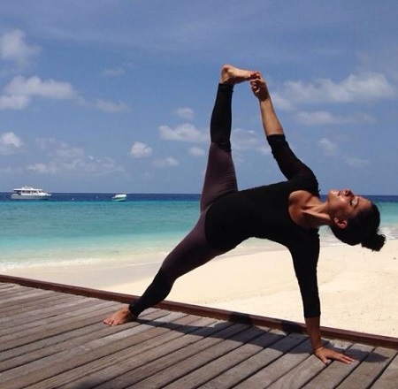 Sunaina Rekhi practicing side plank