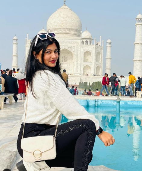 Surbhi Rathore Age, Height, Boyfriend, Net worth, Family, Biography & More 4 Surbhi Rathore Physical Appearance