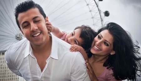 Vaibhav Rekhi (Dia Mirza's Husband) Wiki, Age, Net worth, Family, Biography & More 5 Vaibhav Rekhi with his former spouse Sunaina Rekhi and daughter