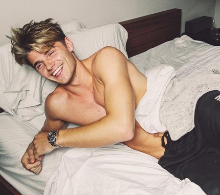 Twan Kuyper Wiki, Height, Age, Girlfriend, Family, Biography & More 5 With an infectious smile and a great body, Twan Kuyper looks every bit like a model.