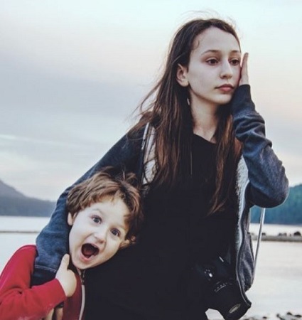 Yael Yurman Wiki, Height, Age, Boyfriend, Net worth, Biography & More 5 Yael Yurman with her younger brother