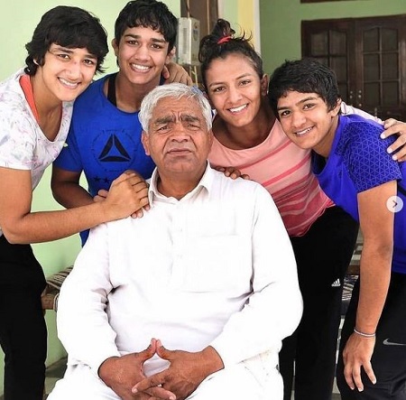 Ritika Phogat Wiki, Age, Family, Height, Caste, Biography & More 4 A photo of Ritika Phogat's uncle Mahavir Singh Phogat and siblings Geeta, Babita, Ritu, and Sangeeta Phogat