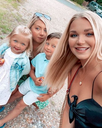 Abbie Quinnen - Bio, Age, Height, Boyfriend, Family, Wiki & More 11 Abbie Quinnen and her sister and nephew