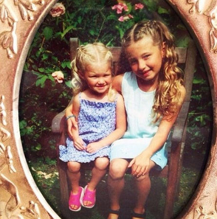 Abbie Quinnen - Bio, Age, Height, Boyfriend, Family, Wiki & More 5 Abbie Quinnen childhood photo with her sister Paigey Quinnen