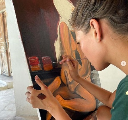 Alesya Kafelnikova loves painting
