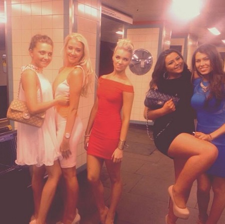 Abbie Quinnen - Bio, Age, Height, Boyfriend, Family, Wiki & More 6 An old photo of Abbie Quinnen with her college friends