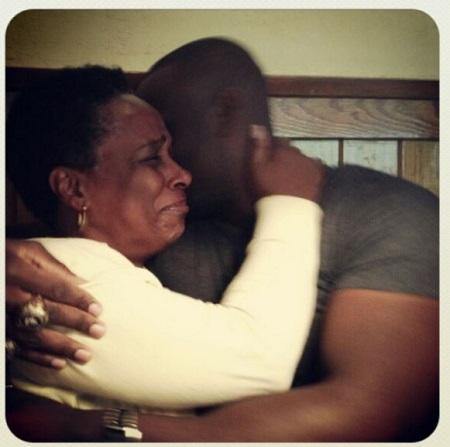 Derrick Jaxn Wiki, Age, Height, Wife, Net worth, Biography & More 3 An old photo of Derrick Jaxn with his mom
