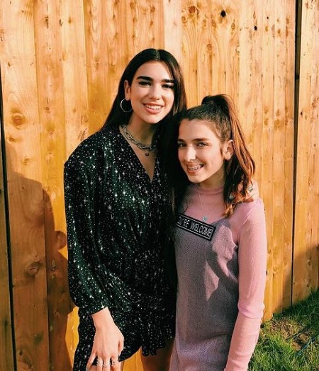An old photo of Rina Lipa with her sister Dua Lipa