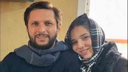 Aqsa Afridi (Shahid Afridi's Daughter) Wiki, Age, Family, Biography & More 13 Aqsa Afridi with her father Shahid Afridi