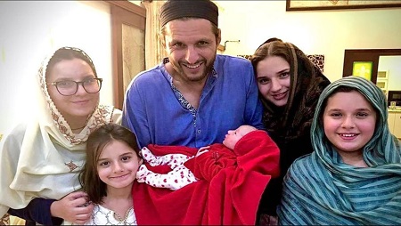 Aqsa Afridi (Shahid Afridi's Daughter) Wiki, Age, Family, Biography & More 9 Aqsa Afridi with new born sibling