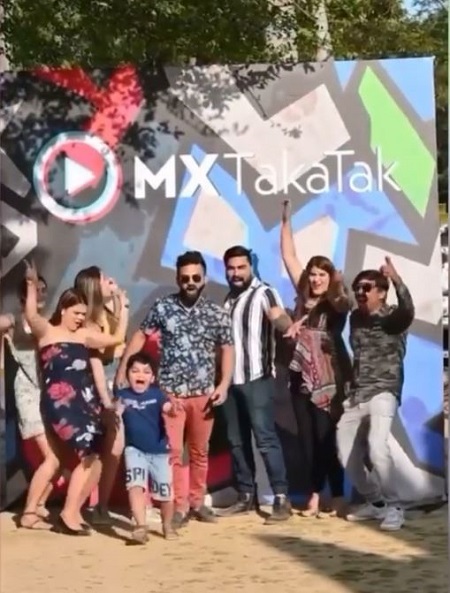 Armaan Malik (Tiktok Star) Wiki, Age, Wife, Family, Height, Biography & More 17 Armaan Malik at Mx Takatak's event
