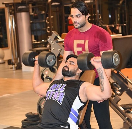 Armaan Malik (Tiktok Star) Wiki, Age, Wife, Family, Height, Biography & More 7 Armaan Malik while doing workout