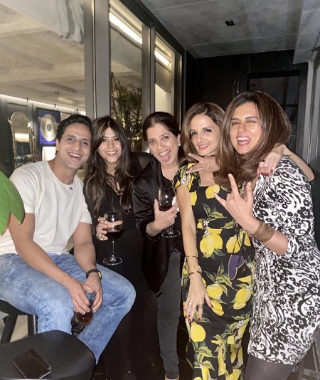 Arslan Goni - Bio, Height, Age, Girlfriend, Family, Wiki & More 20 Arslan Goni enjoys his time with Sussanne Khan and their friends