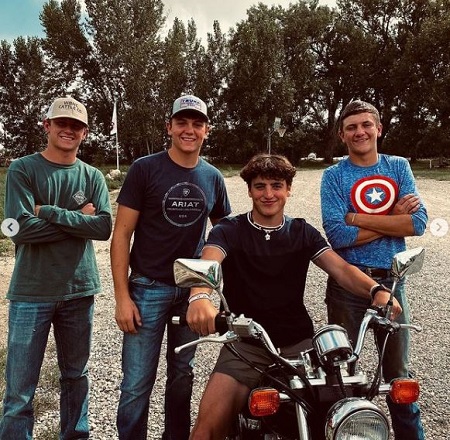 Benson Boone Wiki, Height, Age, Girlfriend, Family, Biography & More 3 Benson Boone with his buddies