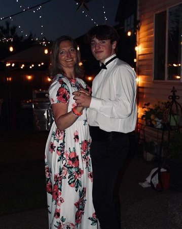 Benson Boone Wiki, Height, Age, Girlfriend, Family, Biography & More 9 Benson Boone with his mother Kerry