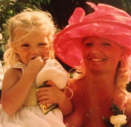 Abbie Quinnen - Bio, Age, Height, Boyfriend, Family, Wiki & More 4 Childhood picture of Abbie Quinnen with her mother Mandy Quinnen