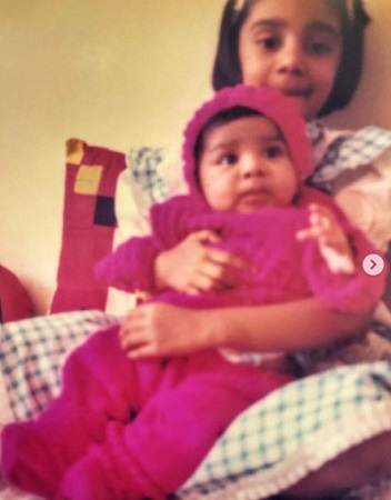 Sanjana Ganesan Wiki, Age, Husband, Height, Family, Biography & More 5 Childhood picture of Sanjana Ganesan with her sister Sheetal Ganesan