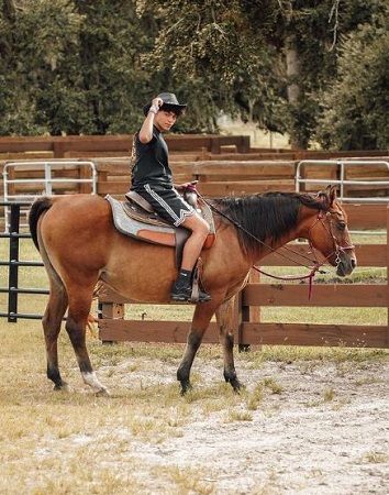 Derek Trendz Wiki, Height, Age, Girlfriend, Family, Biography & More 24 Derek Trendz likes horseriding