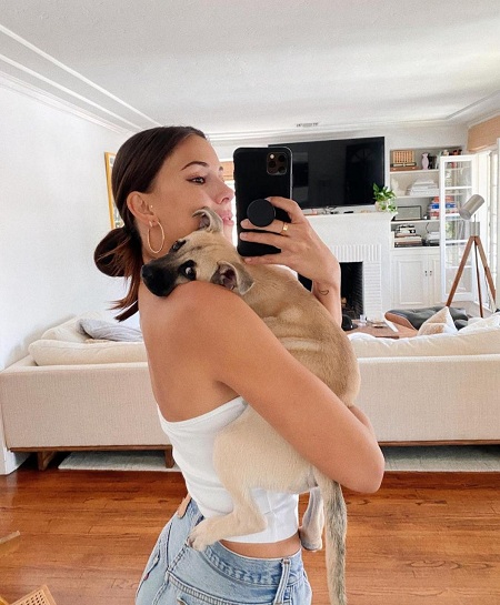 Devin Brugman Wiki, Height, Age, Boyfriend, Family, Biography & More 21 Devin Brugman with her pet dog
