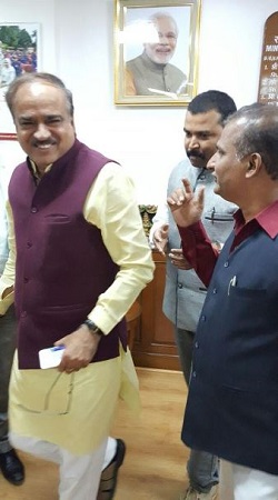 Dinesh Kallahalli (Activist) Wiki, Age, Wife, Caste, Family, Biography & More 15 Dinesh Kallahalli with Karnataka's Union Minister Ananth Kumar