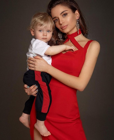 Ekaterina Zueva Biography, Height, Age, Girlfriend, Family, Wiki & More 10 Ekaterina Zueva clicked with her son Maxim