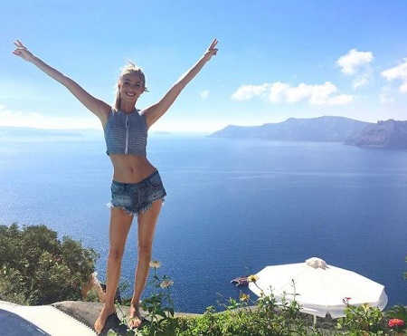 Elizabeth Turner love doing hangouts.