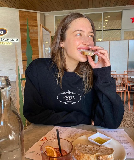 Elsie Hewitt Wiki, Height, Age, Boyfriend, Family, Biography & More 27 Elsie Hewitt clicks a picture in her own merchandise 'Elsie eats'