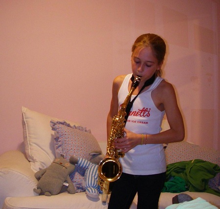 Elsie Hewitt Wiki, Height, Age, Boyfriend, Family, Biography & More 25 Elsie Hewitt playing a Saxophone in her younger years