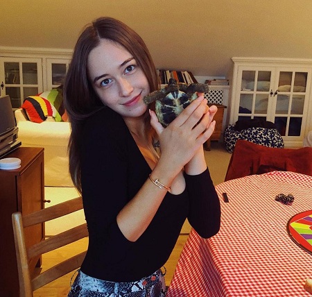 Elsie Hewitt Wiki, Height, Age, Boyfriend, Family, Biography & More 26 Elsie Hewitt with her Tortoise