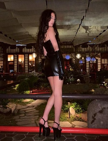 Erika Perry (ET) Wiki, Height, Age, Boyfriend, Family, Biography & More 5 Erika Perry height