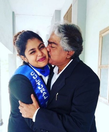 Faria Abdullah Wiki, Height, Age, Boyfriend, Family, Biography & More 13 Faria Abdullah with her father Sanjay Abdullah