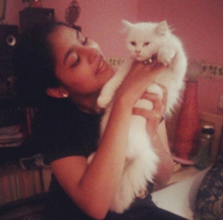 Faria Abdullah Wiki, Height, Age, Boyfriend, Family, Biography & More 29 Faria Abdullah with her pet cat