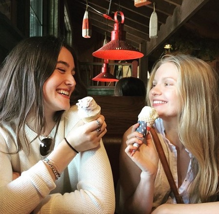 Hadley Robinson Wiki, Height, Age, Boyfriend, Family, Biography & More 4 Hadley Robinson with her bestie