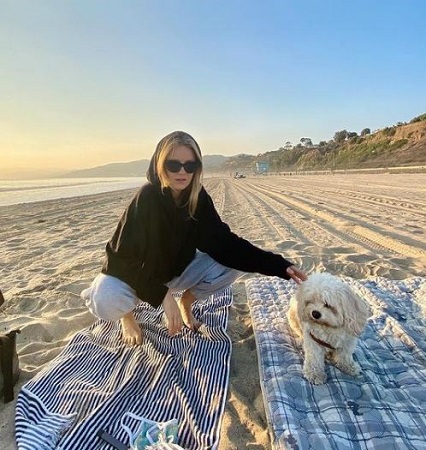 Hadley Robinson Wiki, Height, Age, Boyfriend, Family, Biography & More 22 Hadley Robinson with her pet dog