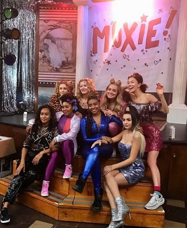 Hadley Robinson Wiki, Height, Age, Boyfriend, Family, Biography & More 18 Hadley Robinson with the cast of Moxie