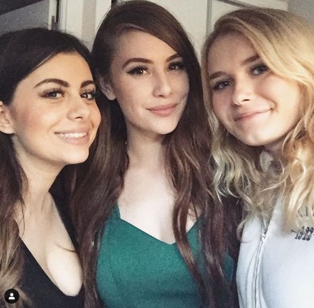 IamSanna with her friends