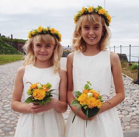 IamSanna with her sister Emma.