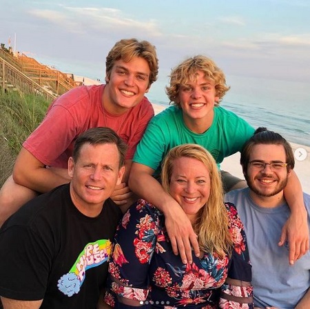 Jack Wright Wiki, Height, Age, Girlfriend, Family, Biography & More 9 Jack Wright with his family