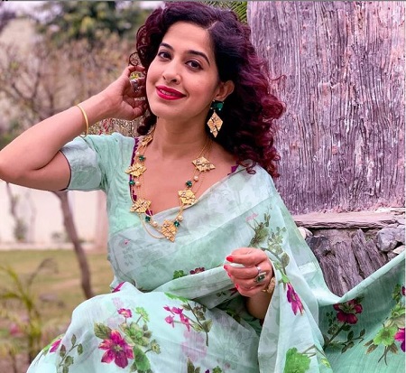 Kamiya Jani: Bio, Height, Age, Husband, Family, Wiki & More 9 Kamiya Jani is from Mumbai, Maharashtra, India