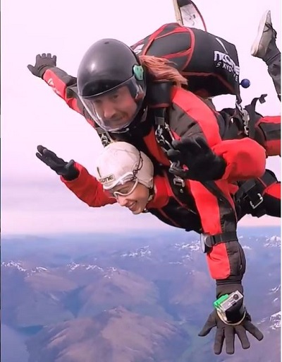 Kamiya Jani: Bio, Height, Age, Husband, Family, Wiki & More 31 Kamiya Jani while doing sky diving