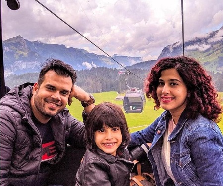 Kamiya Jani: Bio, Height, Age, Husband, Family, Wiki & More 23 Kamiya Jani with her husband Samar and daughter Ziana