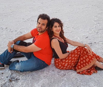 Kamiya Jani: Bio, Height, Age, Husband, Family, Wiki & More 22 Kamiya Jani with her spouse Samar