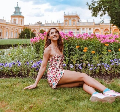Kat Kristian Wiki, Height, Age, Boyfriend, Family, Biography & More 21 Kat Kristian loves flowers