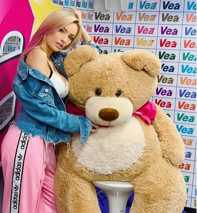 Katie Angel Wiki, Height, Age, Boyfriend, Family, Biography & More 24 Katie Angel loves soft toys