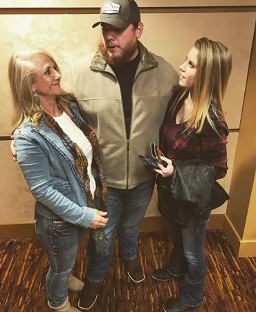 Katie Noel Wiki, Height, Age, Girlfriend, Family, Biography & More 9 Katie Noel and her mom with Luke Combs