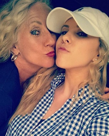 Katie Noel Wiki, Height, Age, Girlfriend, Family, Biography & More 11 Katie Noel with her mother