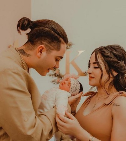 Kimberly Loaiza Wiki, Height, Age, Boyfriend, Family, Biography & More 12 Kimberly Loaiza and Juan De Dios Pantoja holding their baby